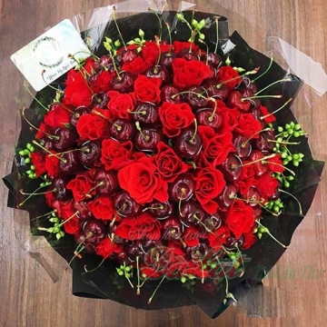 Hoa trái cây cherry và hoa  hồng