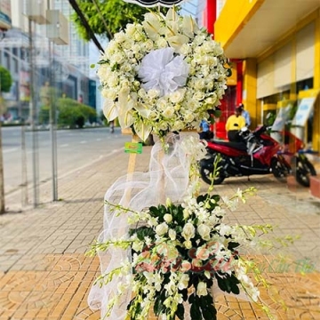 Vòng hoa trắng
